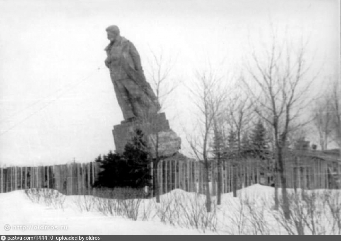 Памятник Сталину на Канале имени Москвы во время уничтожения0